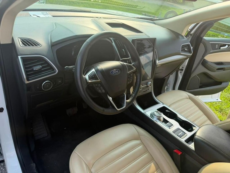 Ford Edge Vehicle Full-screen Gallery Image 21