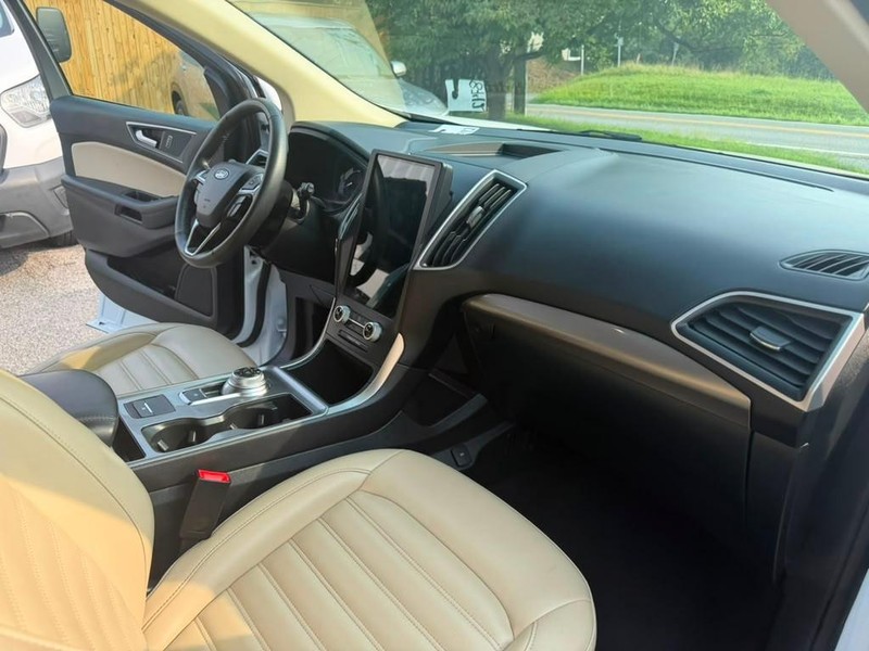 Ford Edge Vehicle Full-screen Gallery Image 22