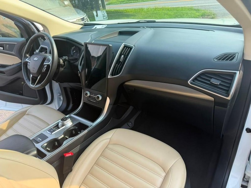 Ford Edge Vehicle Full-screen Gallery Image 24