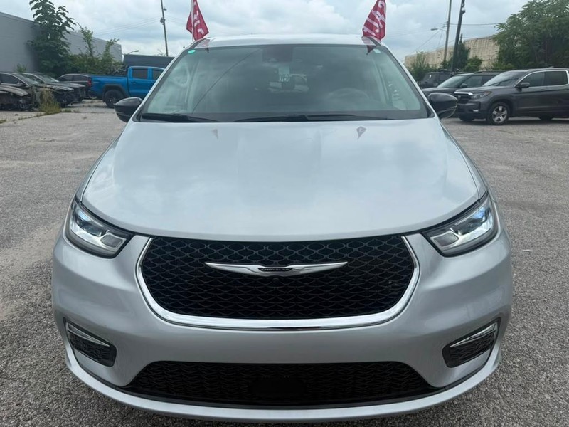 Chrysler Pacifica Vehicle Full-screen Gallery Image 2