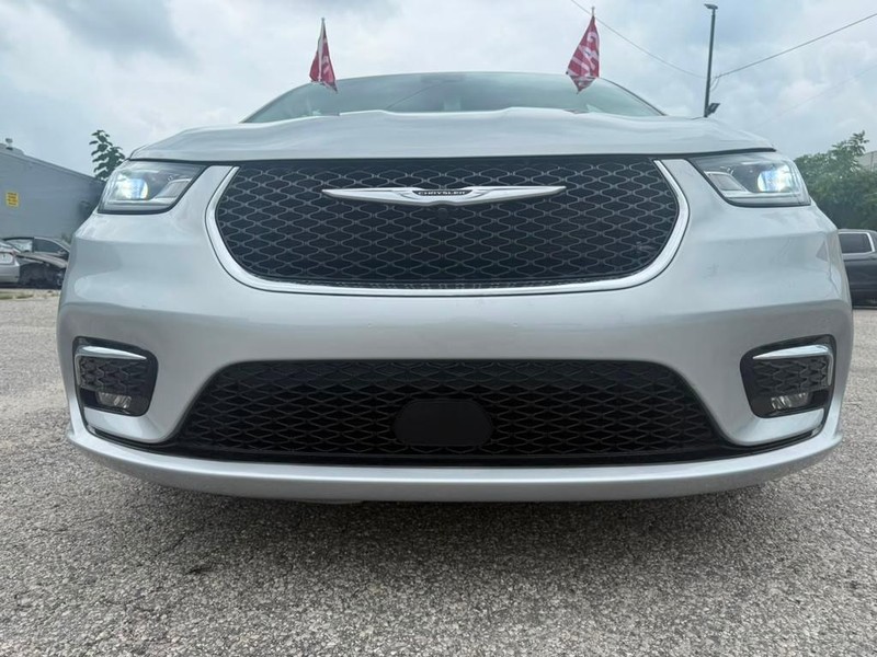 Chrysler Pacifica Vehicle Full-screen Gallery Image 3