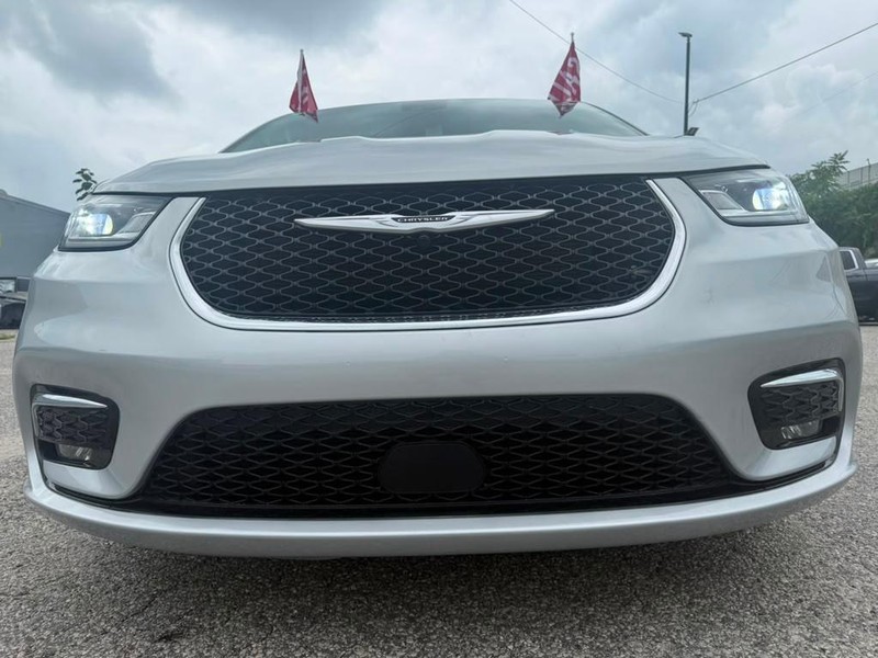 Chrysler Pacifica Vehicle Full-screen Gallery Image 4