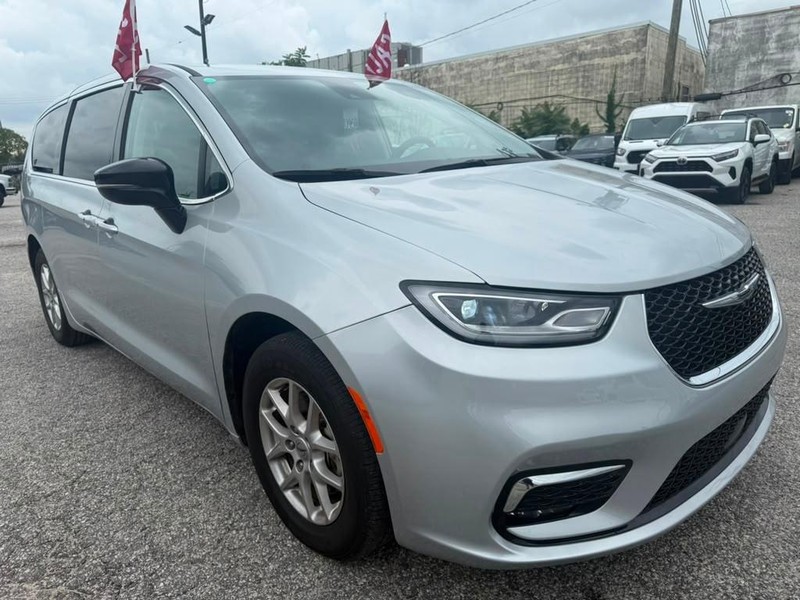 Chrysler Pacifica Vehicle Full-screen Gallery Image 5