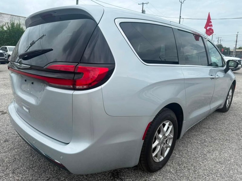 Chrysler Pacifica Vehicle Full-screen Gallery Image 7