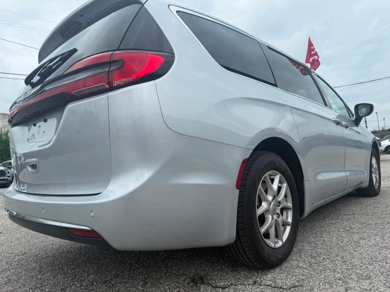 Chrysler Pacifica Vehicle Full-screen Gallery Image 8