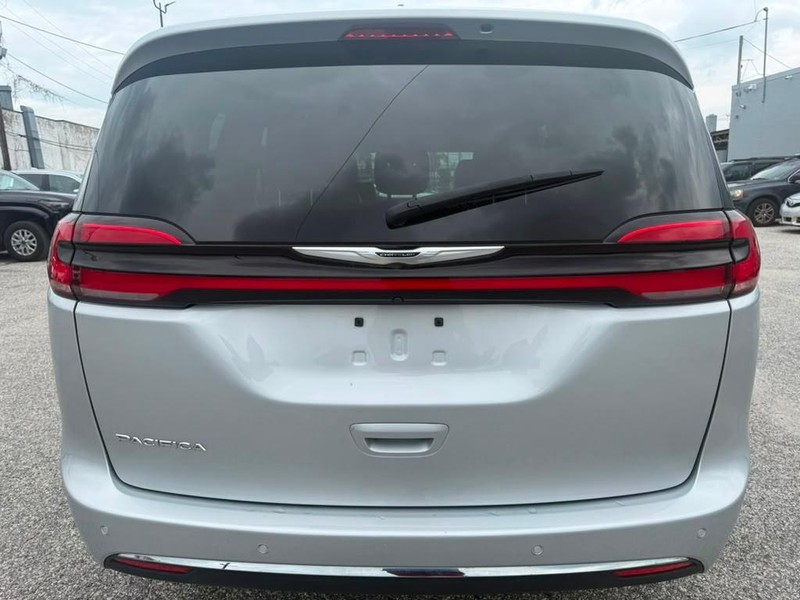 Chrysler Pacifica Vehicle Full-screen Gallery Image 9