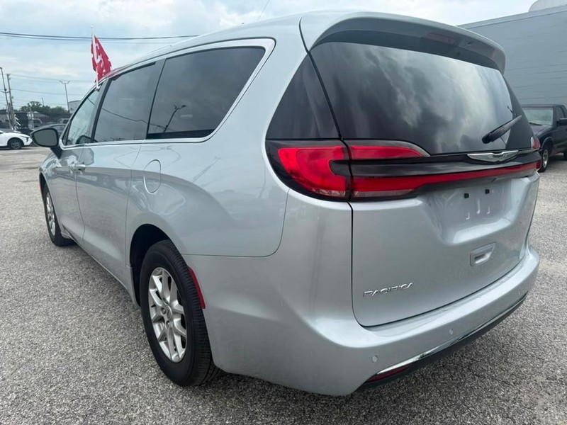 Chrysler Pacifica Vehicle Full-screen Gallery Image 10