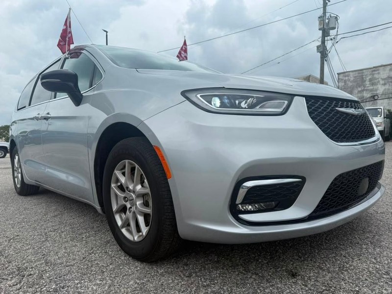 Chrysler Pacifica Vehicle Full-screen Gallery Image 11