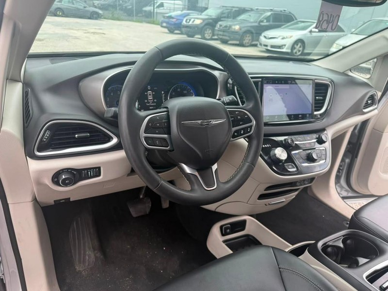 Chrysler Pacifica Vehicle Full-screen Gallery Image 12
