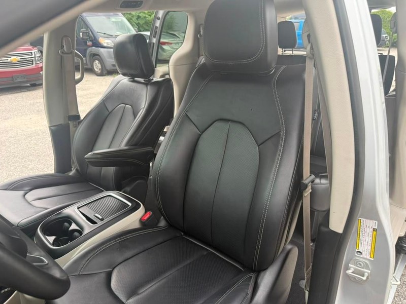 Chrysler Pacifica Vehicle Full-screen Gallery Image 13