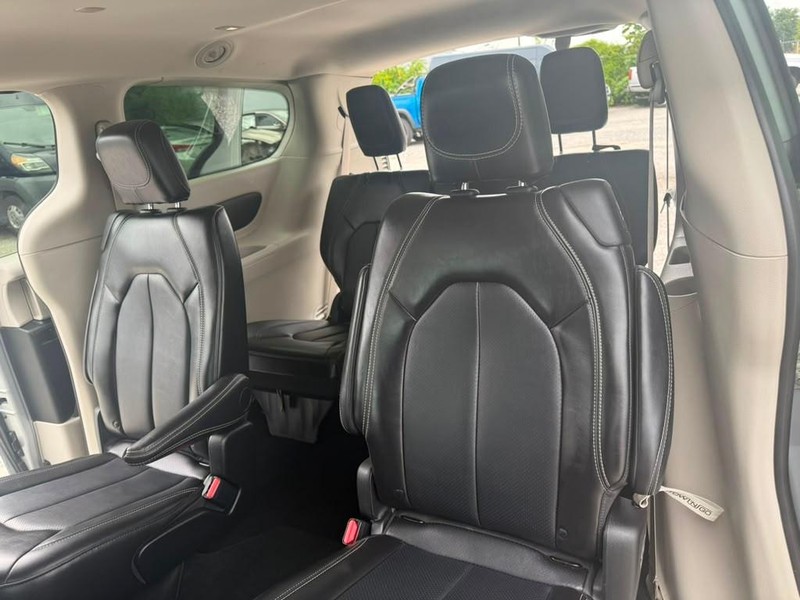 Chrysler Pacifica Vehicle Full-screen Gallery Image 14