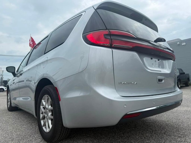 Chrysler Pacifica Vehicle Full-screen Gallery Image 15