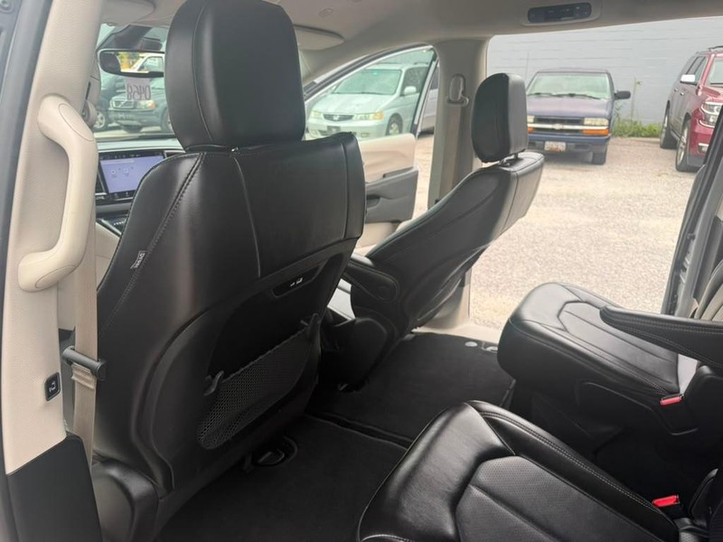 Chrysler Pacifica Vehicle Full-screen Gallery Image 16