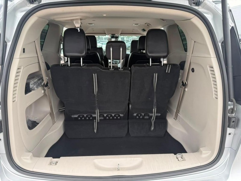 Chrysler Pacifica Vehicle Full-screen Gallery Image 17