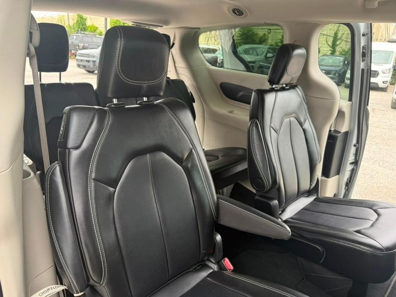 Chrysler Pacifica Vehicle Full-screen Gallery Image 18