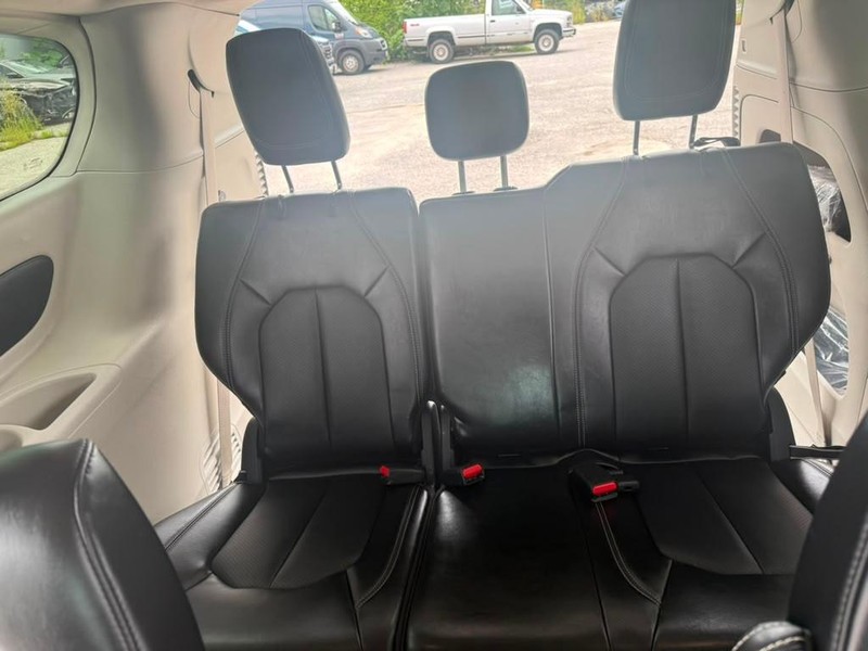 Chrysler Pacifica Vehicle Full-screen Gallery Image 19
