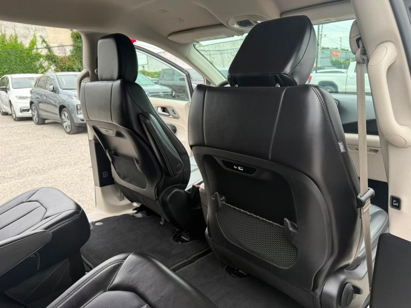 Chrysler Pacifica Vehicle Full-screen Gallery Image 20