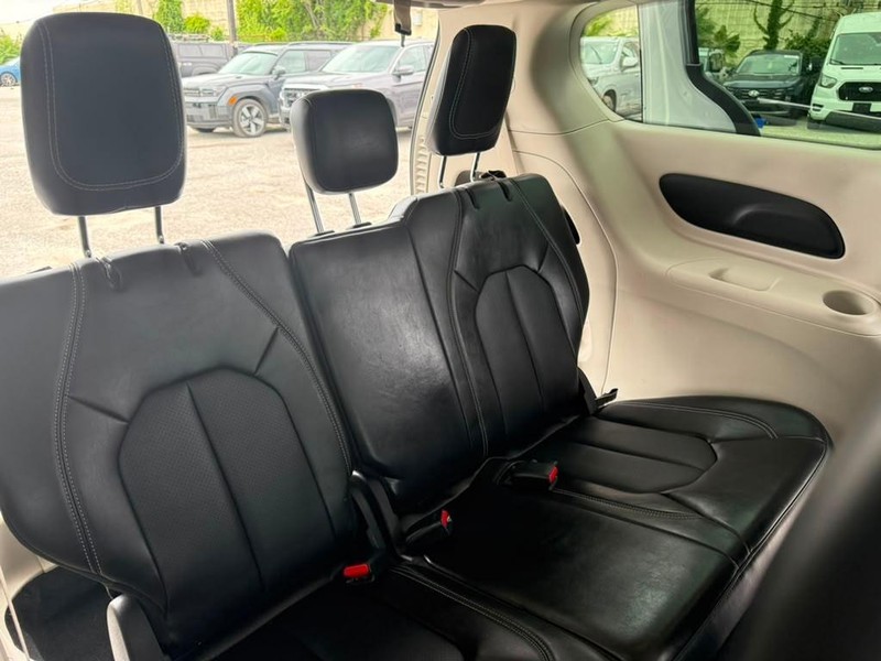 Chrysler Pacifica Vehicle Full-screen Gallery Image 21