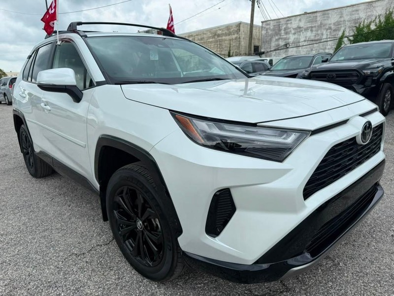Toyota RAV4 Vehicle Full-screen Gallery Image 3