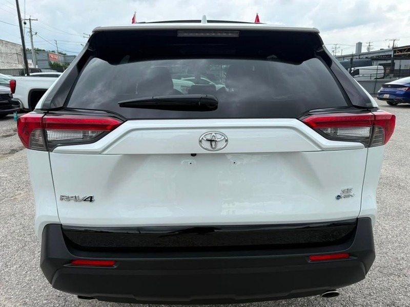 Toyota RAV4 Vehicle Full-screen Gallery Image 7