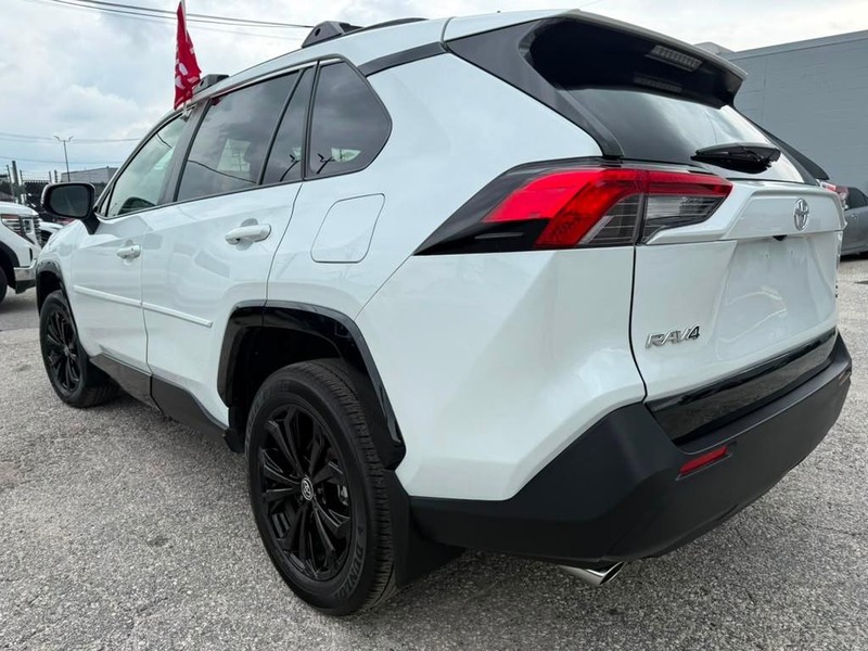 Toyota RAV4 Vehicle Full-screen Gallery Image 8