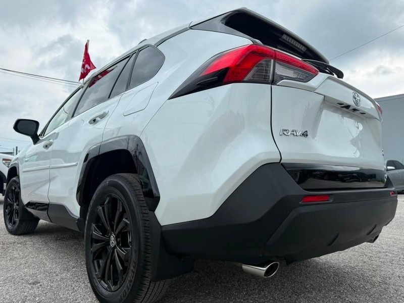 Toyota RAV4 Vehicle Full-screen Gallery Image 9