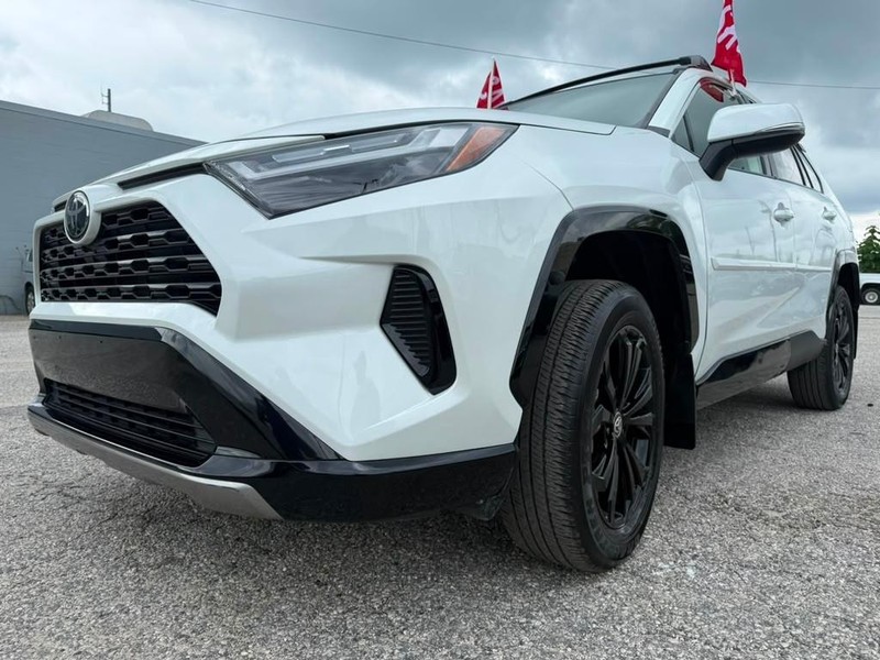 Toyota RAV4 Vehicle Full-screen Gallery Image 10