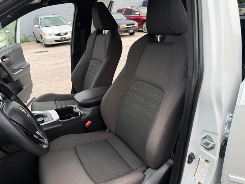 Toyota RAV4 Vehicle Full-screen Gallery Image 11