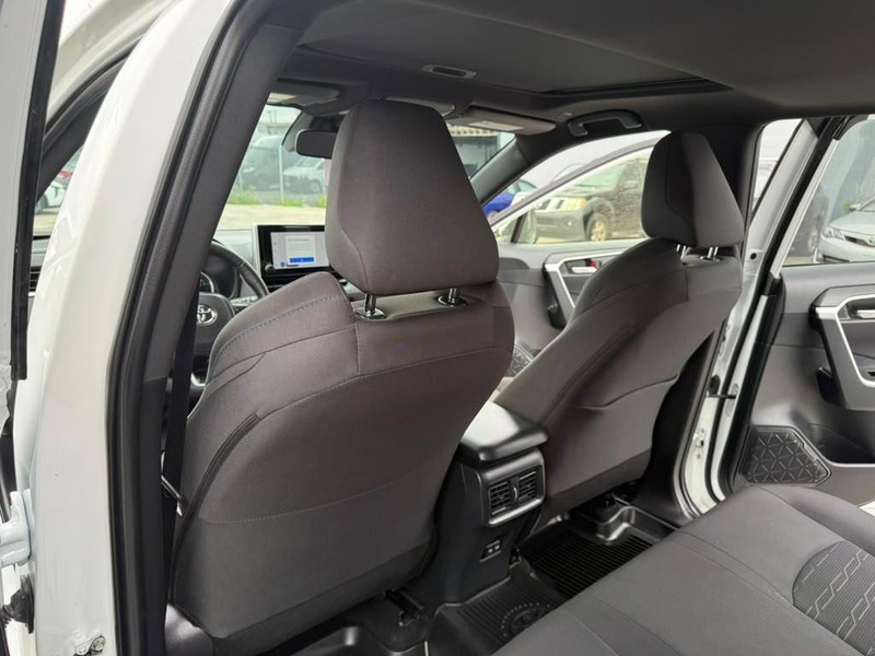 Toyota RAV4 Vehicle Full-screen Gallery Image 12