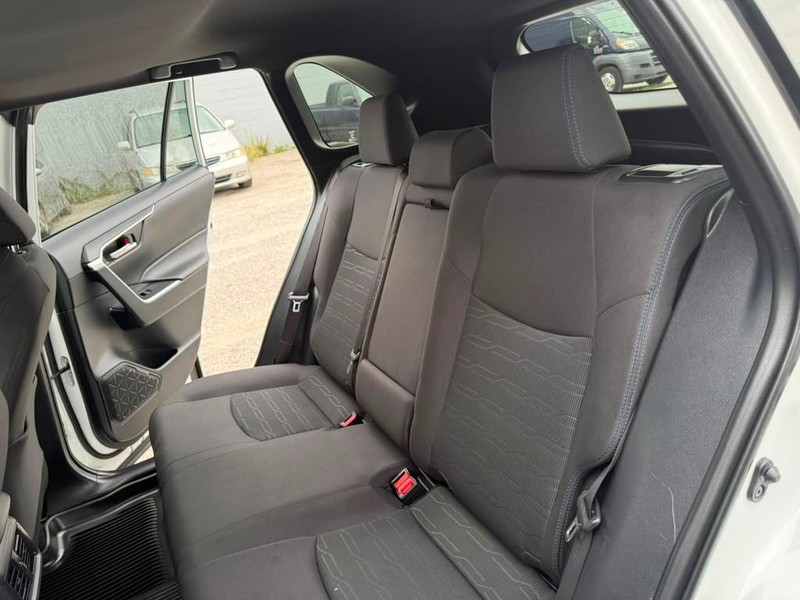 Toyota RAV4 Vehicle Full-screen Gallery Image 13