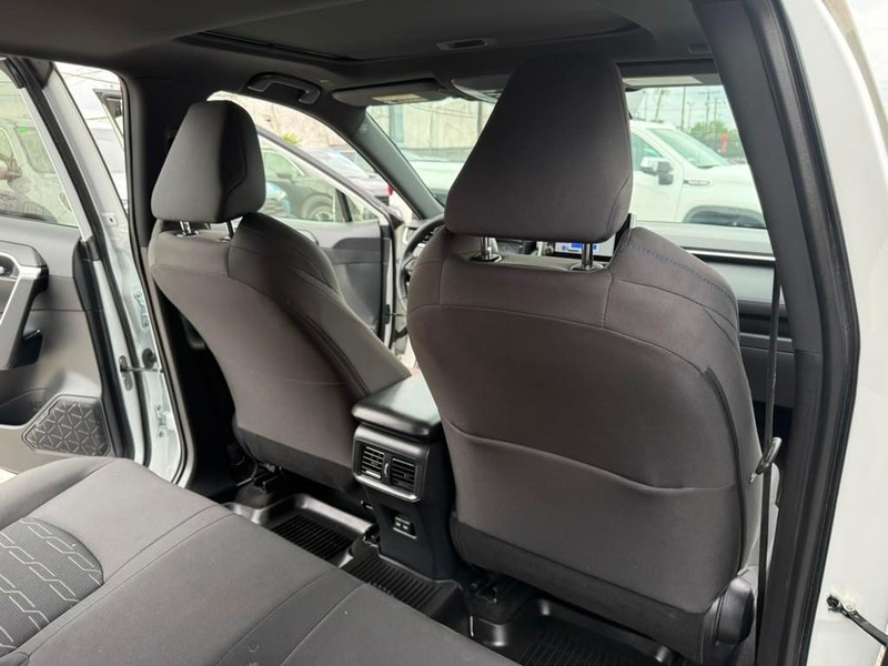 Toyota RAV4 Vehicle Full-screen Gallery Image 14