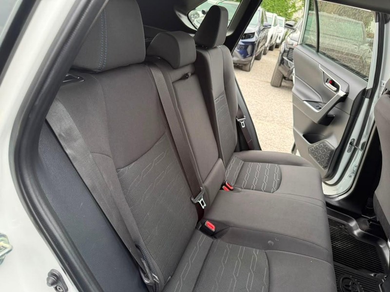Toyota RAV4 Vehicle Full-screen Gallery Image 15