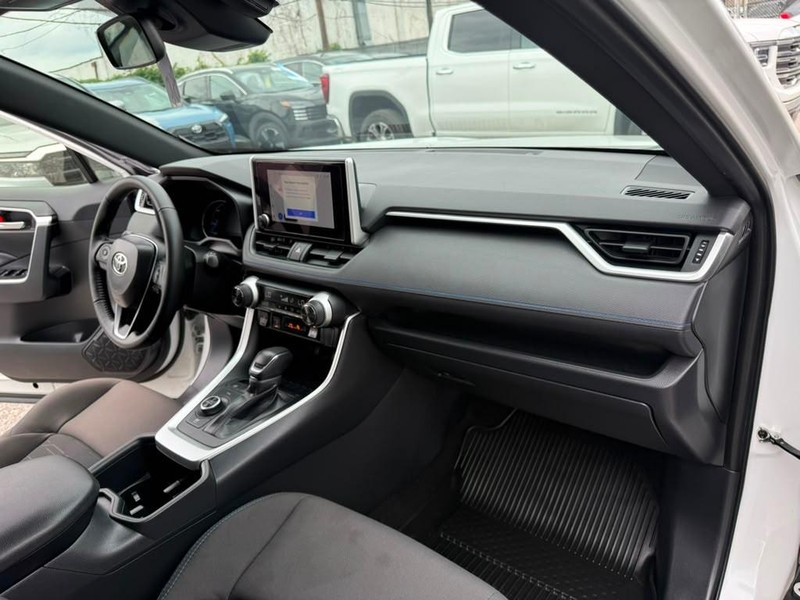 Toyota RAV4 Vehicle Full-screen Gallery Image 16