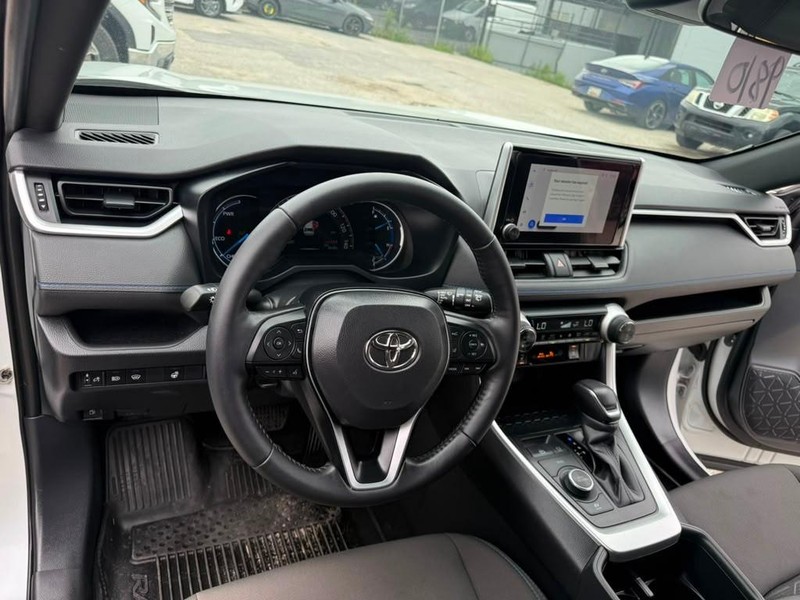 Toyota RAV4 Vehicle Full-screen Gallery Image 17