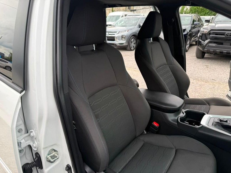 Toyota RAV4 Vehicle Full-screen Gallery Image 18