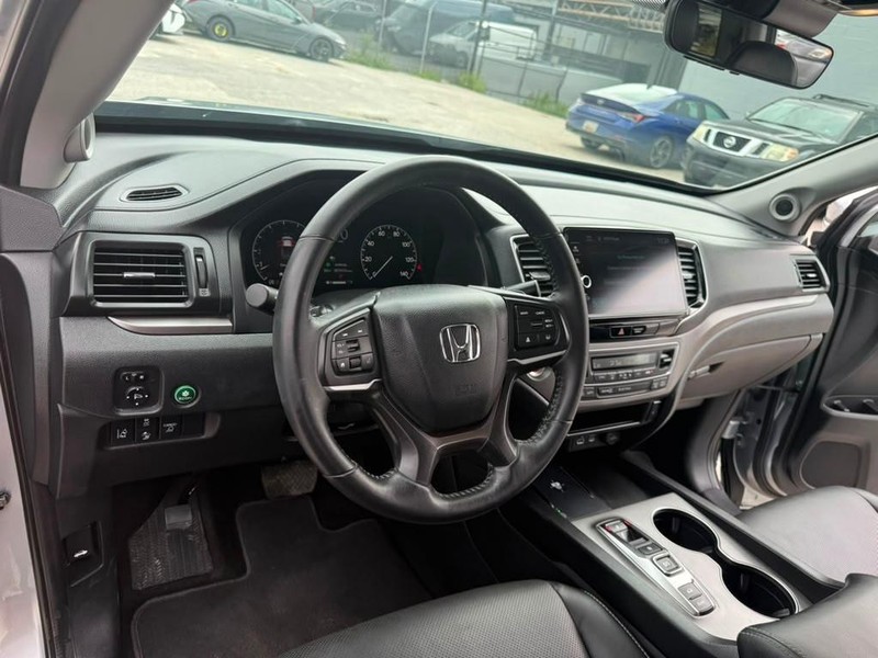 Honda Ridgeline Vehicle Full-screen Gallery Image 16