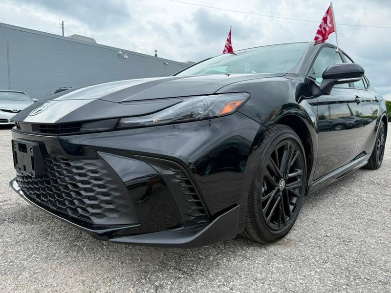 Toyota Camry Vehicle Full-screen Gallery Image 2