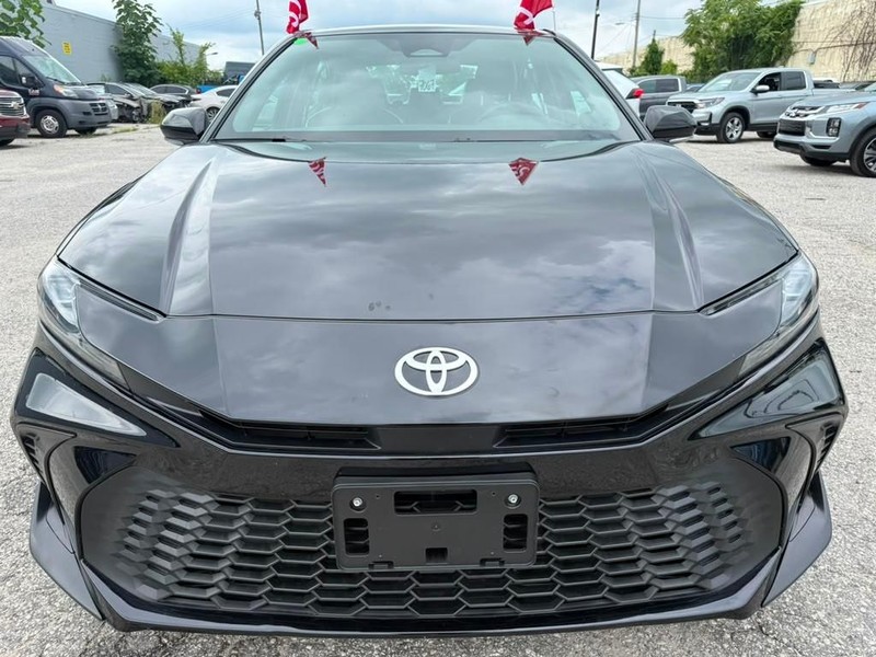 Toyota Camry Vehicle Full-screen Gallery Image 4