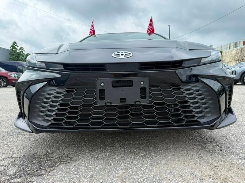 Toyota Camry Vehicle Full-screen Gallery Image 6