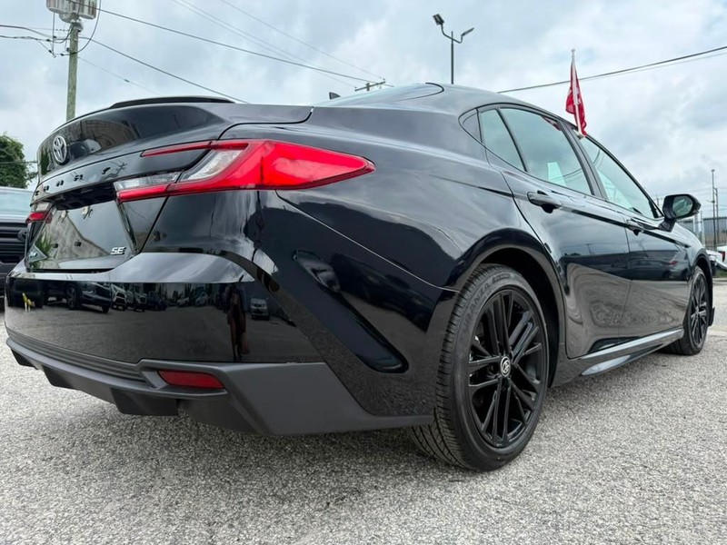 Toyota Camry Vehicle Full-screen Gallery Image 9