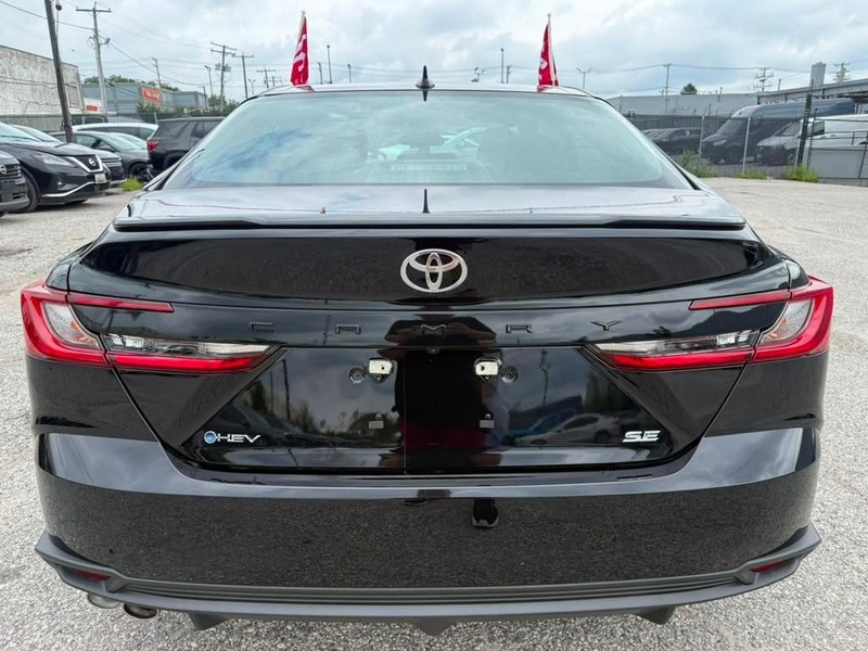 Toyota Camry Vehicle Full-screen Gallery Image 10