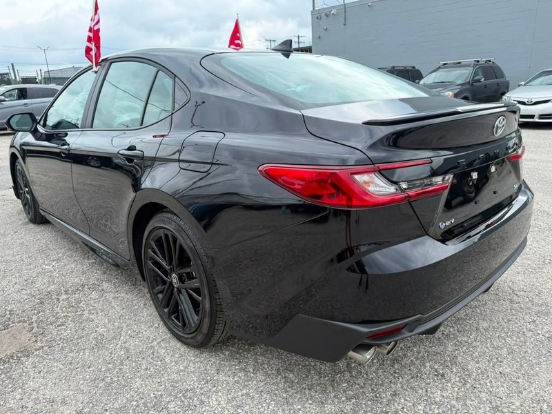 Toyota Camry Vehicle Full-screen Gallery Image 11