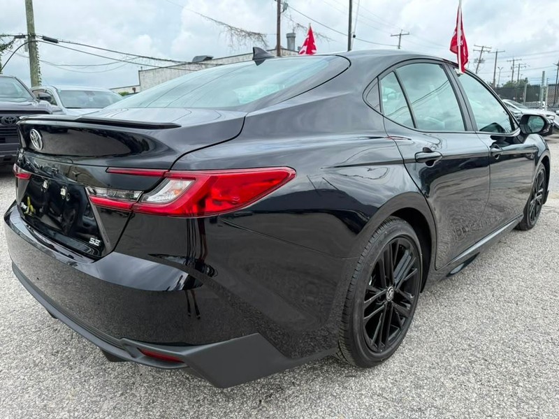Toyota Camry Vehicle Full-screen Gallery Image 12