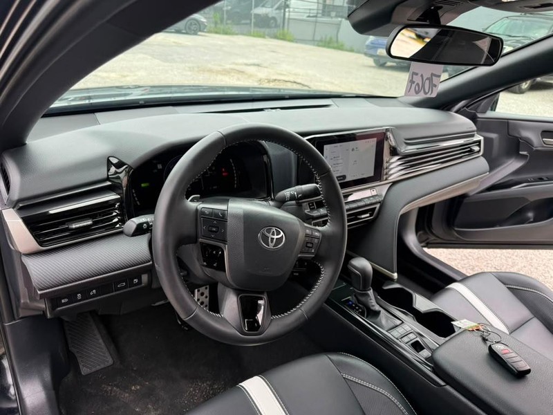 Toyota Camry Vehicle Full-screen Gallery Image 14