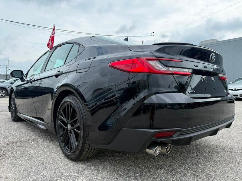 Toyota Camry Vehicle Full-screen Gallery Image 15