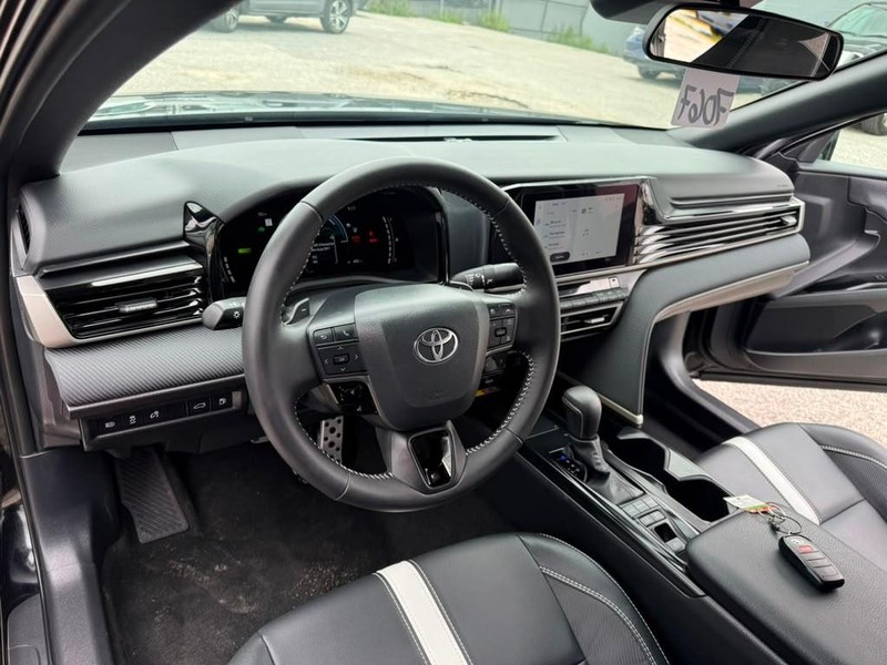Toyota Camry Vehicle Full-screen Gallery Image 16