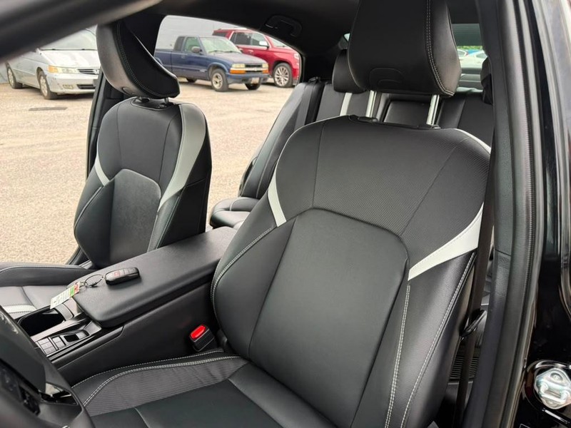 Toyota Camry Vehicle Full-screen Gallery Image 17