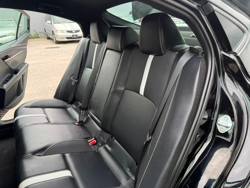 Toyota Camry Vehicle Full-screen Gallery Image 18