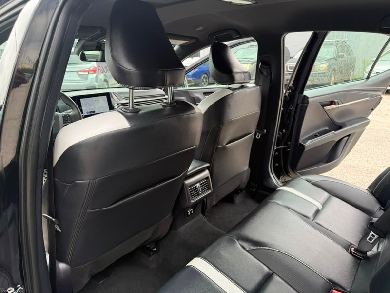Toyota Camry Vehicle Full-screen Gallery Image 19