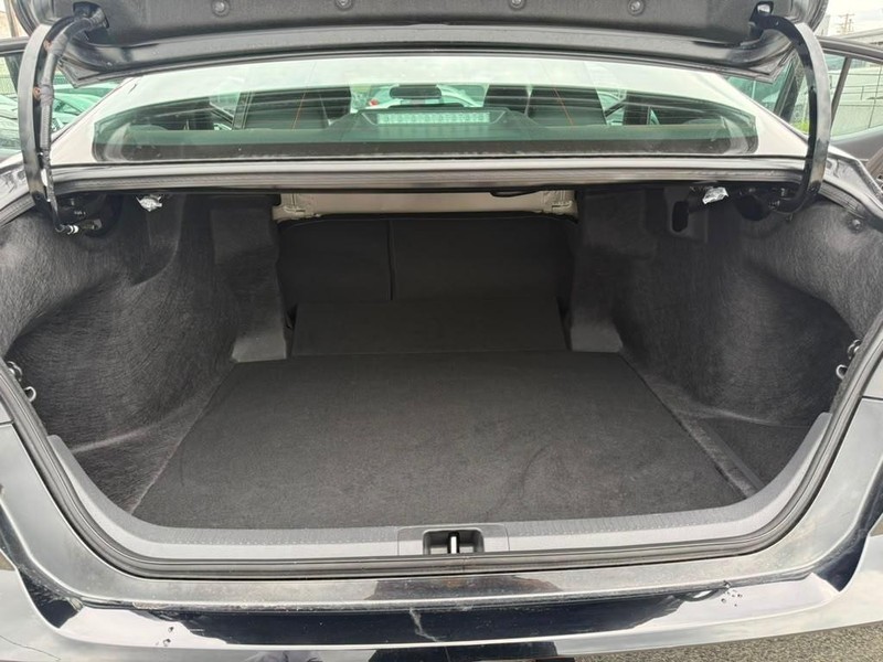 Toyota Camry Vehicle Full-screen Gallery Image 20